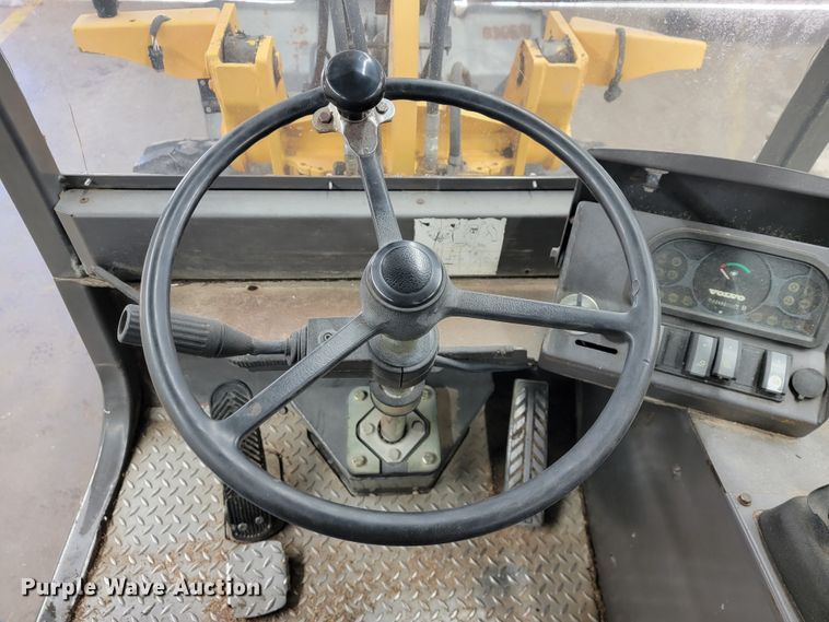 image for item JP9035 2006 Volvo L25B-P  wheel loader