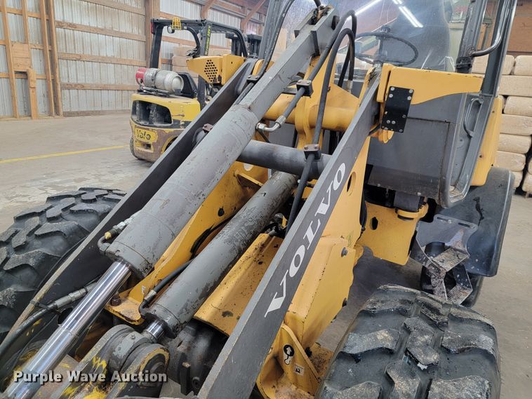 image for item JP9035 2006 Volvo L25B-P  wheel loader