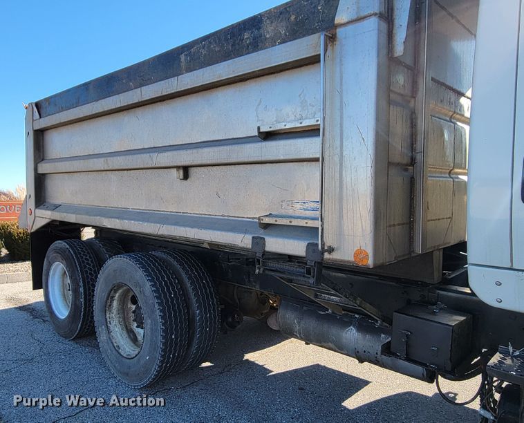 image for item KH9806 2006 International 7600  dump truck
