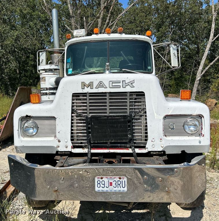 image for item KH9810 1989 Mack RD688S  truck cab and chassis