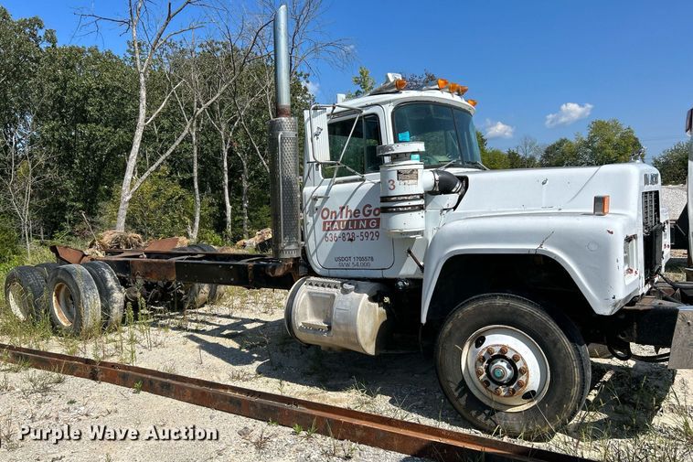 image for item KH9810 1989 Mack RD688S  truck cab and chassis