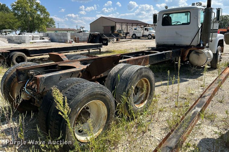 image for item KH9810 1989 Mack RD688S  truck cab and chassis
