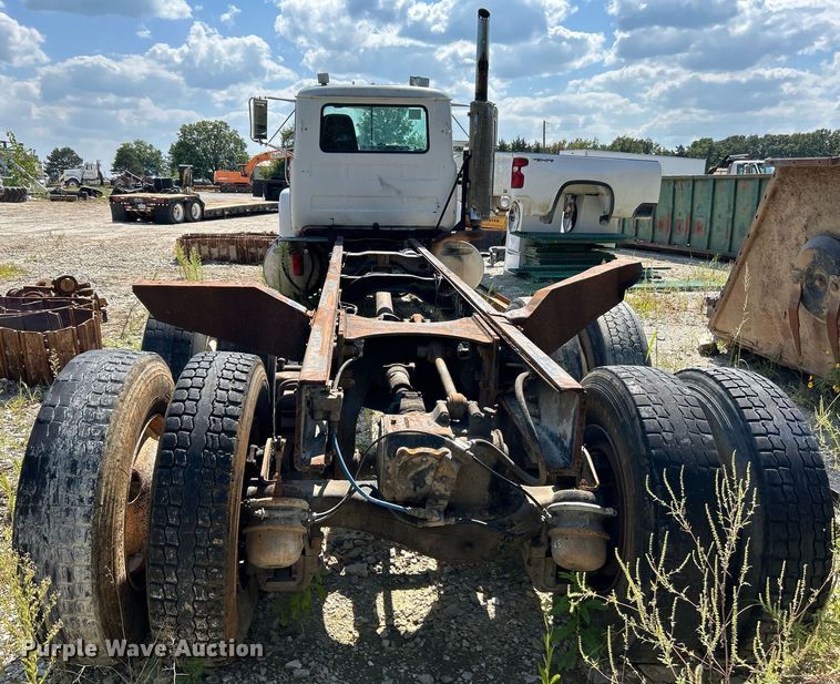 image for item KH9810 1989 Mack RD688S  truck cab and chassis