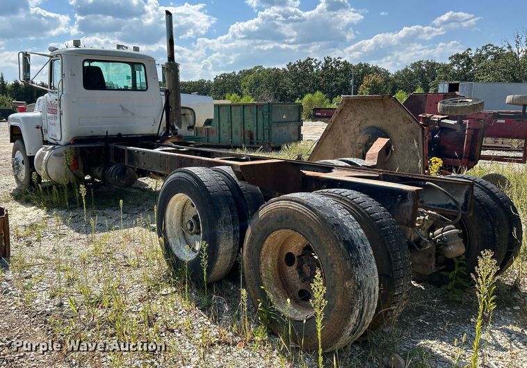 image for item KH9810 1989 Mack RD688S  truck cab and chassis