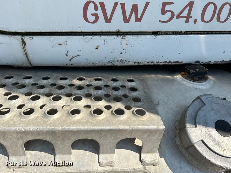 image for item KH9810 1989 Mack RD688S  truck cab and chassis