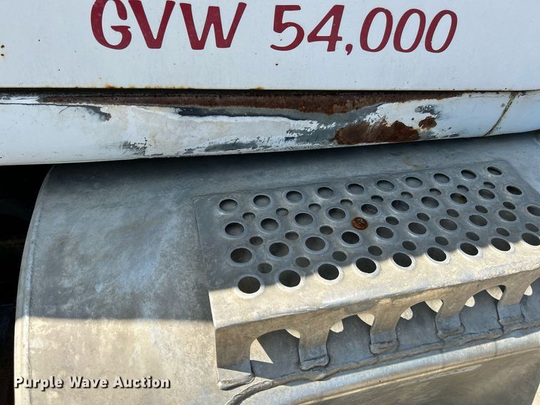 image for item KH9810 1989 Mack RD688S  truck cab and chassis