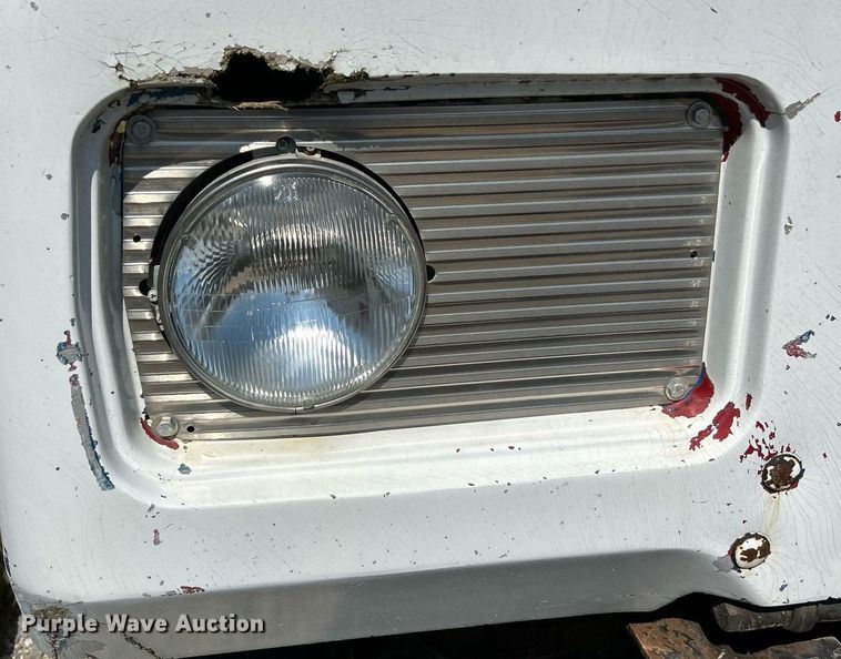 image for item KH9810 1989 Mack RD688S  truck cab and chassis