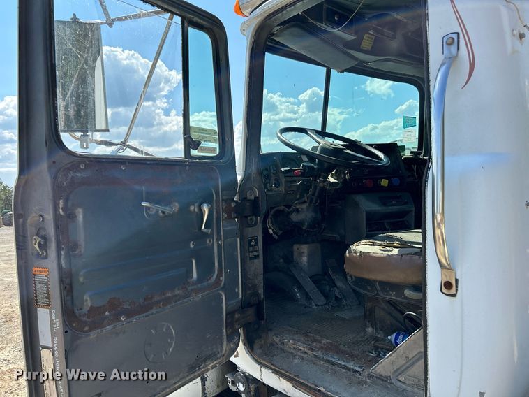 image for item KH9810 1989 Mack RD688S  truck cab and chassis