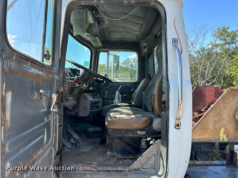 image for item KH9810 1989 Mack RD688S  truck cab and chassis