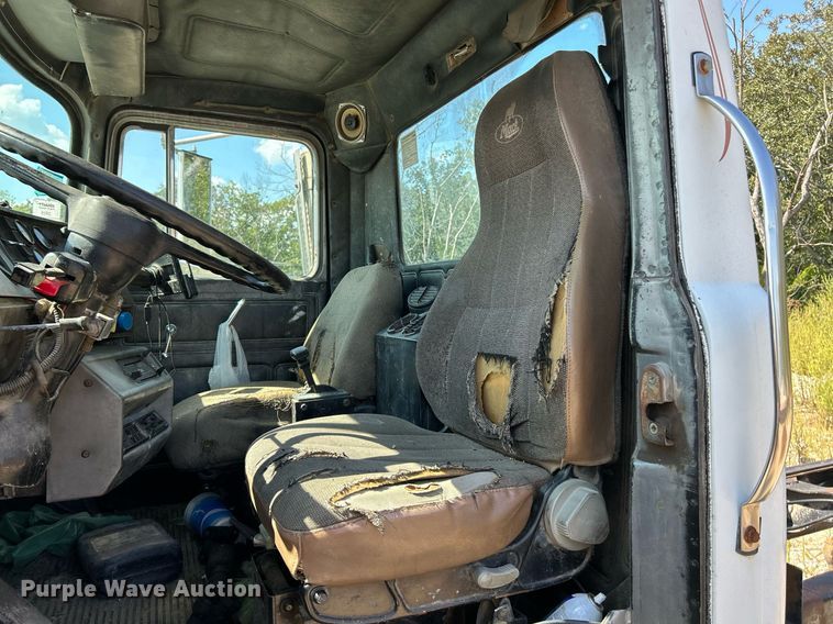 image for item KH9810 1989 Mack RD688S  truck cab and chassis