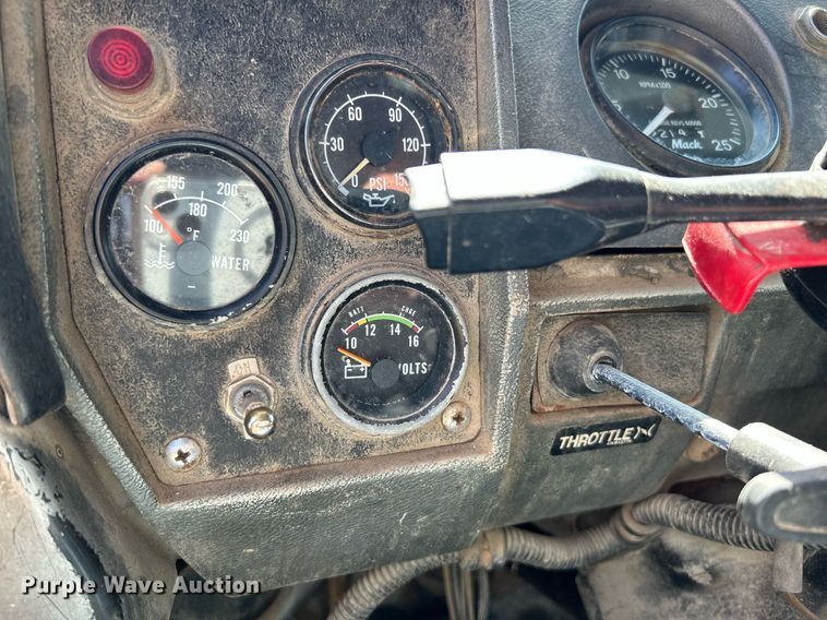 image for item KH9810 1989 Mack RD688S  truck cab and chassis