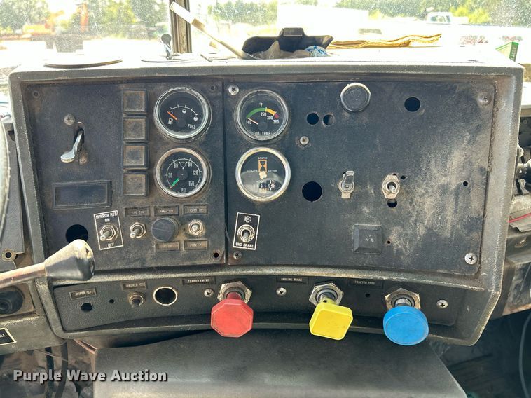 image for item KH9810 1989 Mack RD688S  truck cab and chassis