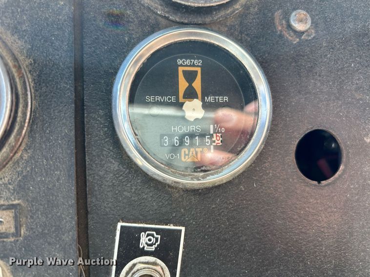 image for item KH9810 1989 Mack RD688S  truck cab and chassis