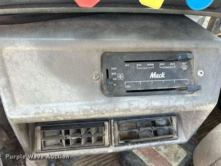 image for item KH9810 1989 Mack RD688S  truck cab and chassis