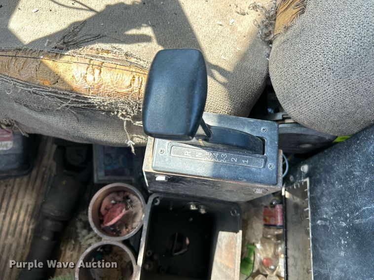 image for item KH9810 1989 Mack RD688S  truck cab and chassis