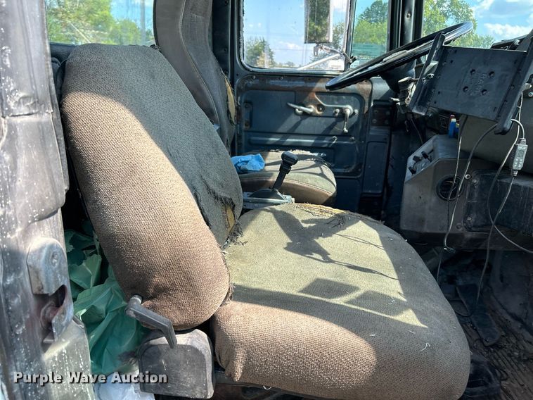 image for item KH9810 1989 Mack RD688S  truck cab and chassis