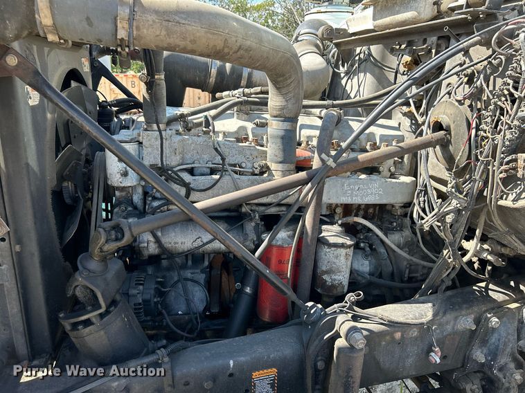 image for item KH9810 1989 Mack RD688S  truck cab and chassis