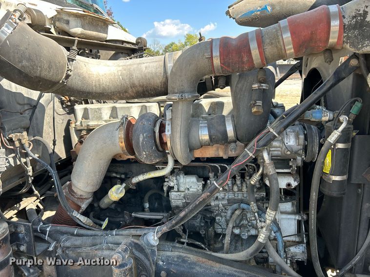 image for item KH9810 1989 Mack RD688S  truck cab and chassis