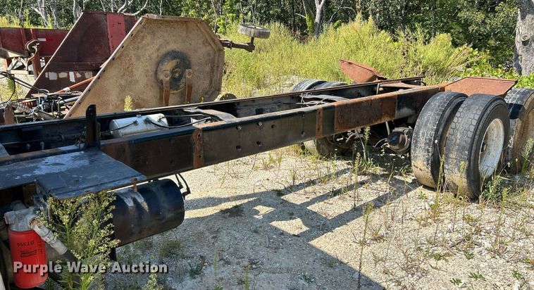 image for item KH9810 1989 Mack RD688S  truck cab and chassis