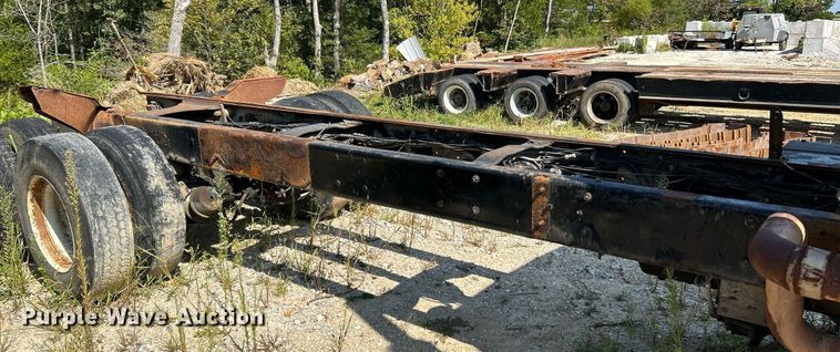 image for item KH9810 1989 Mack RD688S  truck cab and chassis