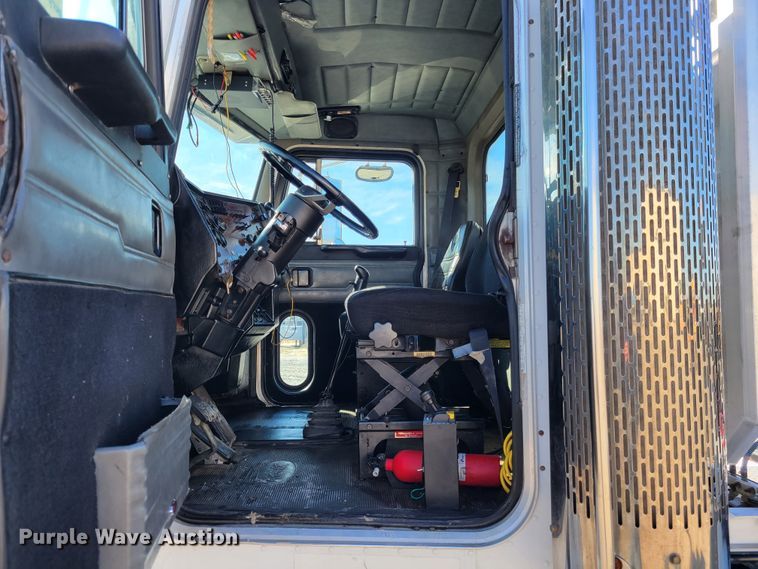 image for item DI1167 1999 Peterbilt 378  semi truck