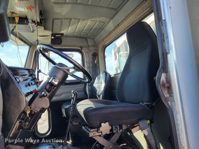 image for item DI1167 1999 Peterbilt 378  semi truck