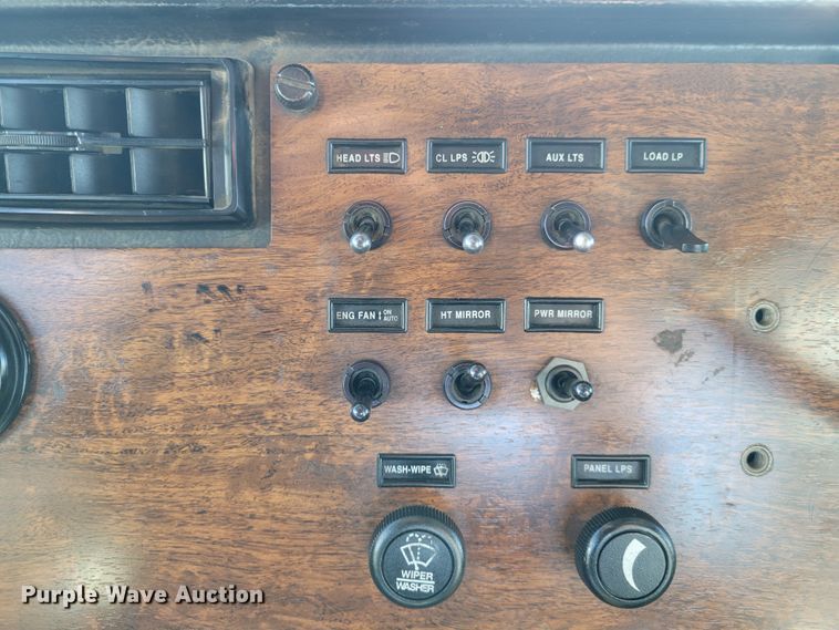 image for item DI1167 1999 Peterbilt 378  semi truck