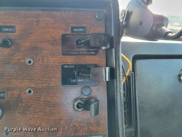 image for item DI1167 1999 Peterbilt 378  semi truck