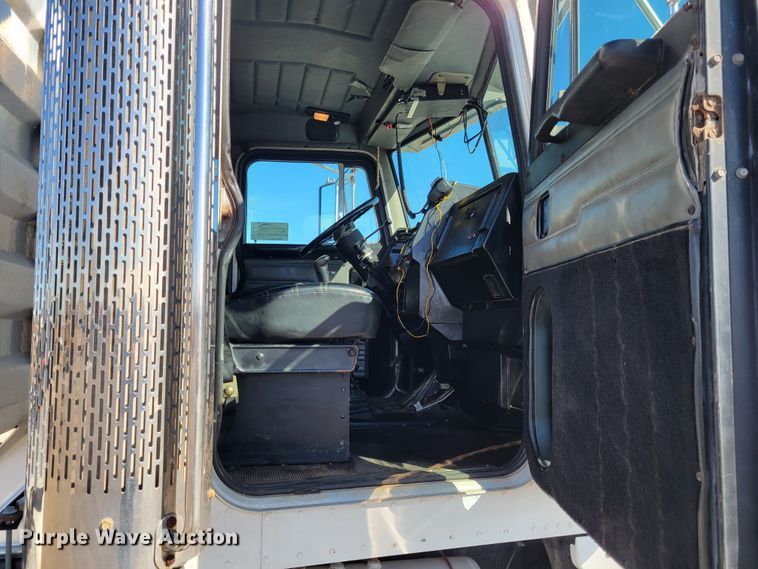 image for item DI1167 1999 Peterbilt 378  semi truck