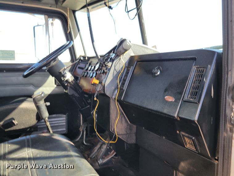 image for item DI1167 1999 Peterbilt 378  semi truck