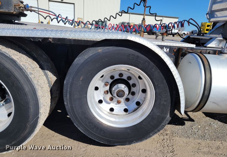 image for item DI1167 1999 Peterbilt 378  semi truck