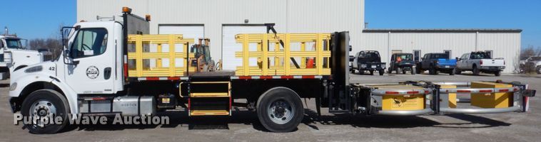 image for item DI1171 2007 Freightliner M2 106  flatbed truck