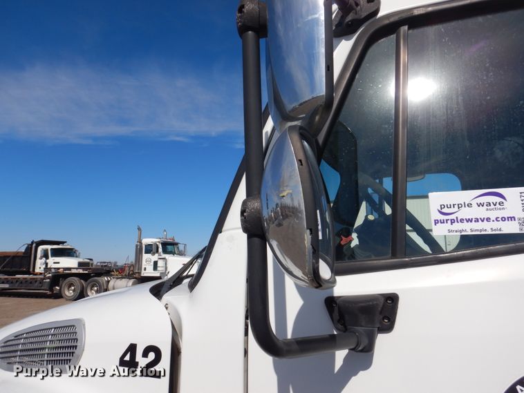 image for item DI1171 2007 Freightliner M2 106  flatbed truck