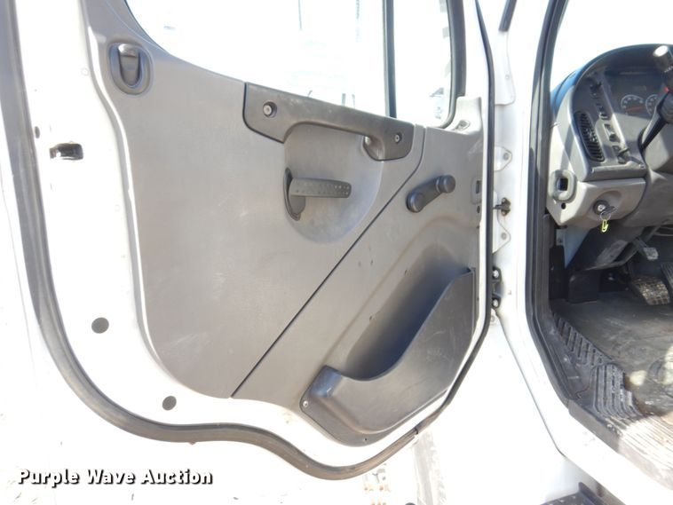 image for item DI1171 2007 Freightliner M2 106  flatbed truck