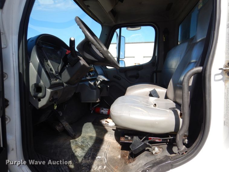 image for item DI1171 2007 Freightliner M2 106  flatbed truck