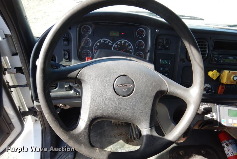 image for item DI1171 2007 Freightliner M2 106  flatbed truck