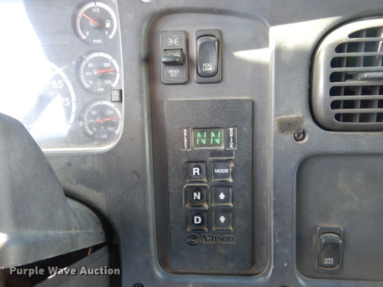 image for item DI1171 2007 Freightliner M2 106  flatbed truck