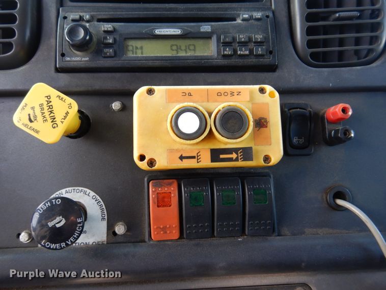 image for item DI1171 2007 Freightliner M2 106  flatbed truck