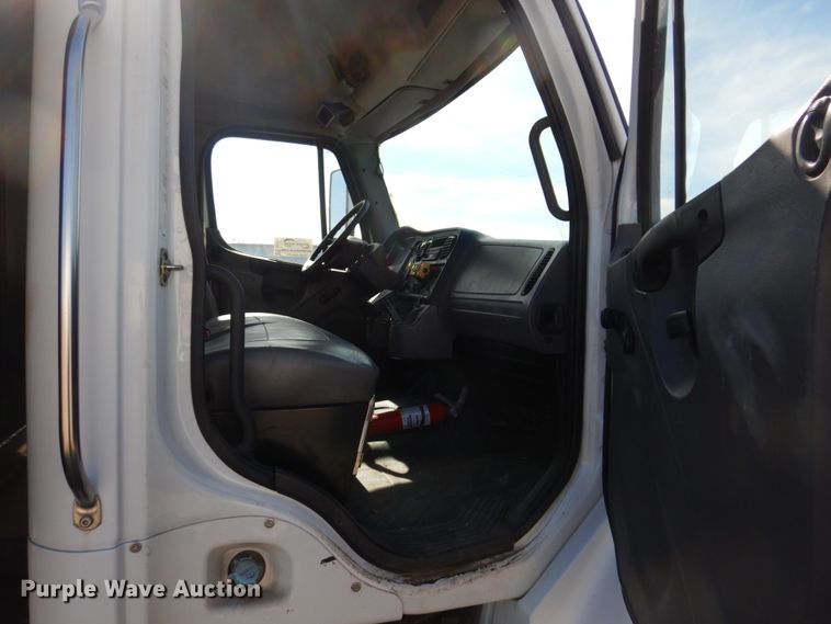 image for item DI1171 2007 Freightliner M2 106  flatbed truck