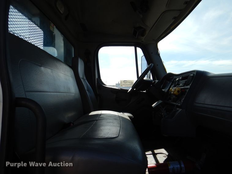 image for item DI1171 2007 Freightliner M2 106  flatbed truck