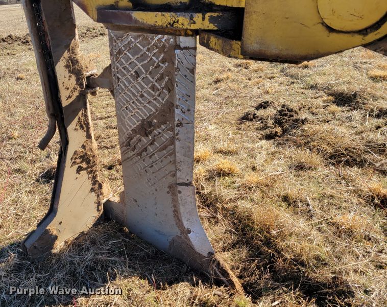 image for item DI1180 1993 Komatsu D135A-2  cable plow