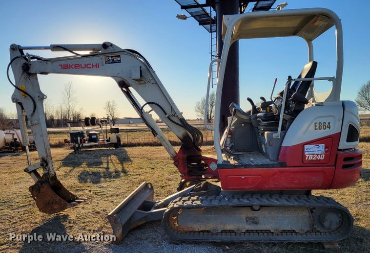 image for item DI1184 2018 Takeuchi TB240  mini excavator