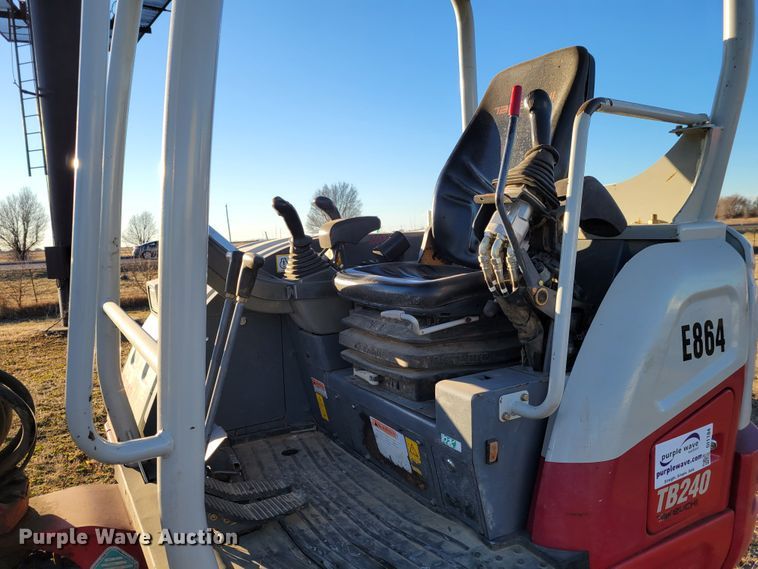 image for item DI1184 2018 Takeuchi TB240  mini excavator