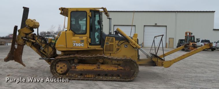 image for item DN7899 2002 John Deere 750C Series II LGP  cable plow