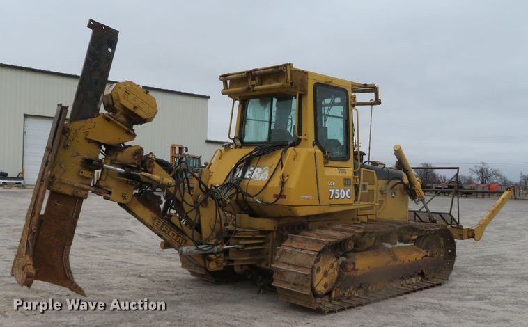 image for item DN7899 2002 John Deere 750C Series II LGP  cable plow