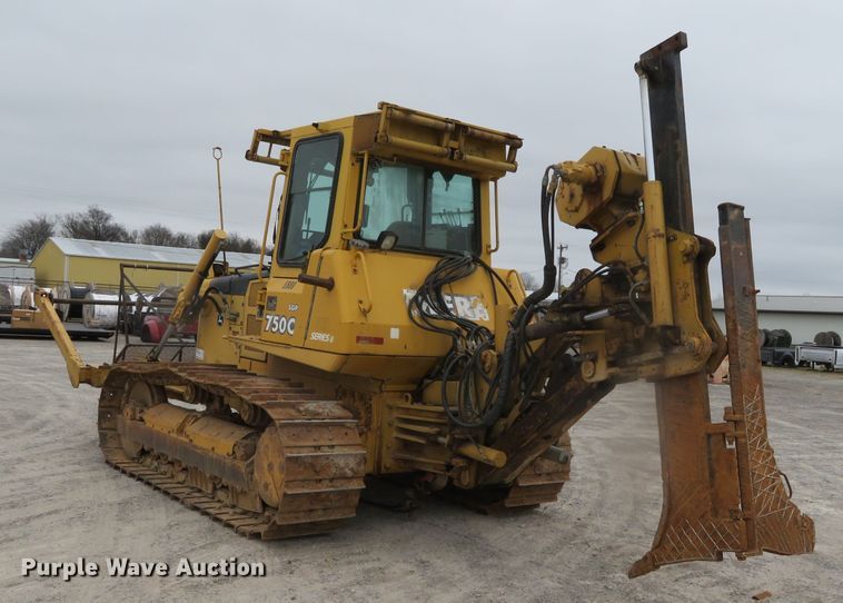 image for item DN7899 2002 John Deere 750C Series II LGP  cable plow