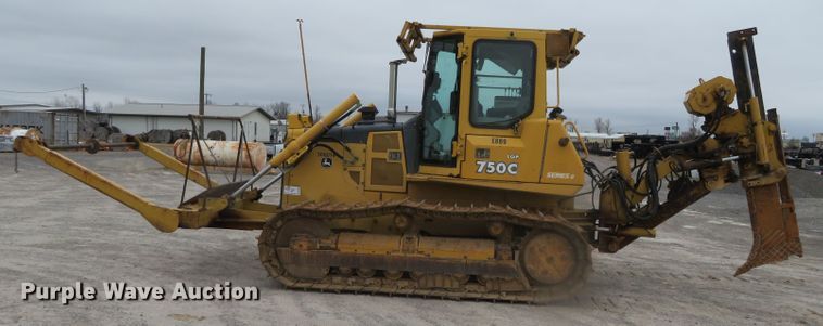 image for item DN7899 2002 John Deere 750C Series II LGP  cable plow