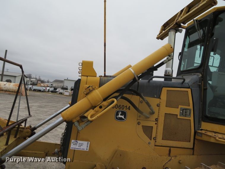 image for item DN7899 2002 John Deere 750C Series II LGP  cable plow