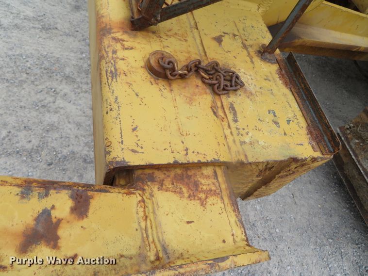 image for item DN7899 2002 John Deere 750C Series II LGP  cable plow