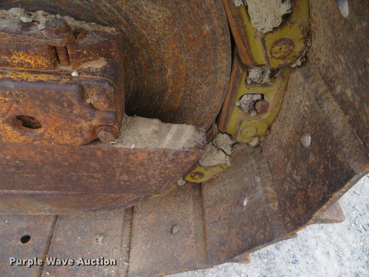 image for item DN7899 2002 John Deere 750C Series II LGP  cable plow